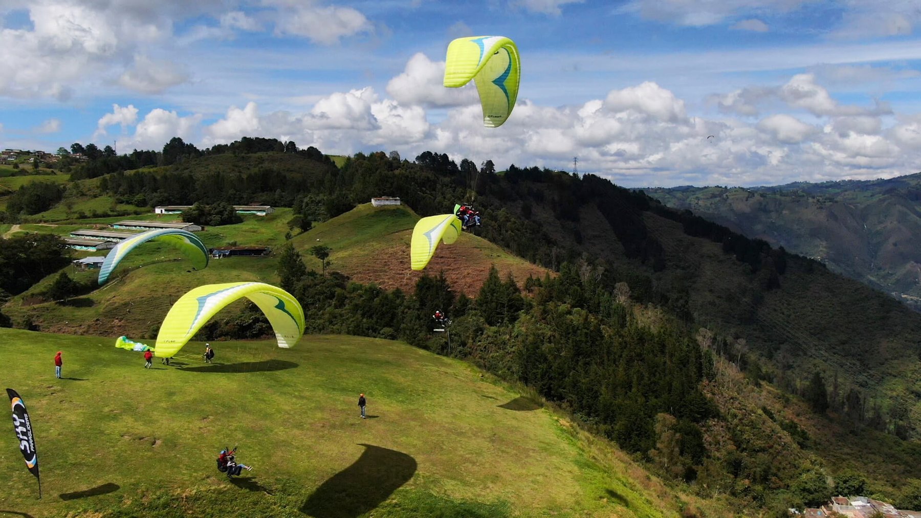 Parapentes sobre las montañas de San Félix